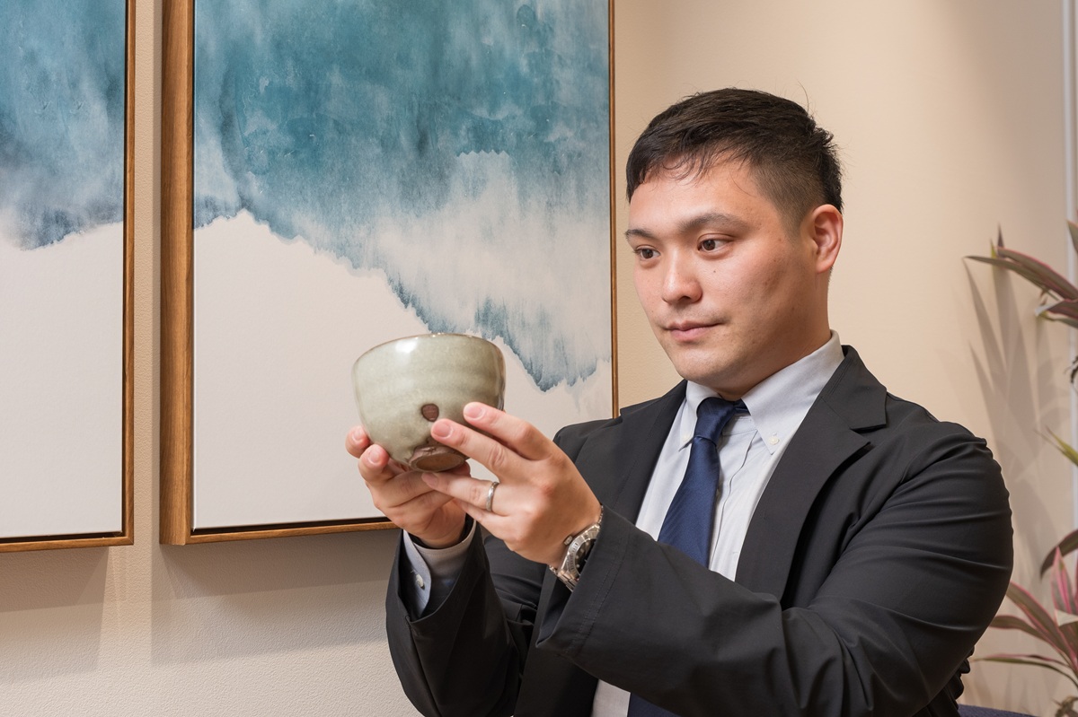鑑定士がお品物を拝見する様子